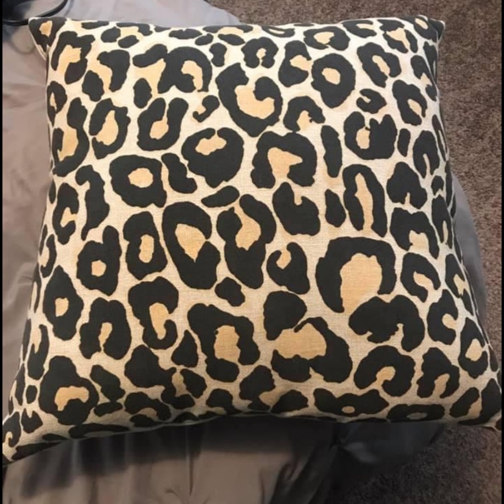 Leopard decorative pillow